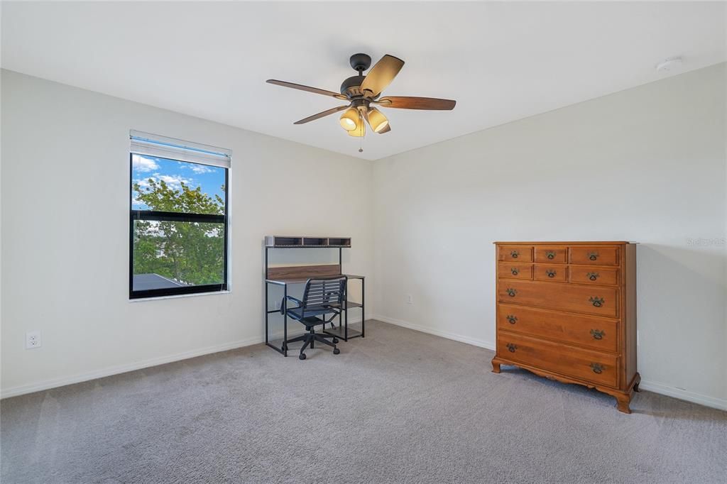Activo con contrato: $659,900 (5 camas, 3 baños, 3257 Pies cuadrados)