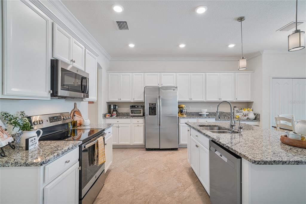 Activo con contrato: $659,900 (5 camas, 3 baños, 3257 Pies cuadrados)