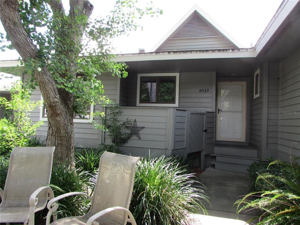 Active With Contract: $2,000 (2 beds, 2 baths, 1201 Square Feet)