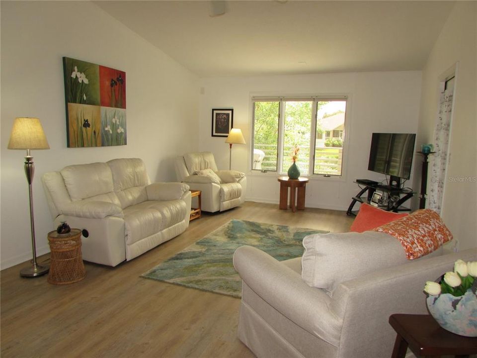 Active With Contract: $2,000 (2 beds, 2 baths, 1201 Square Feet)