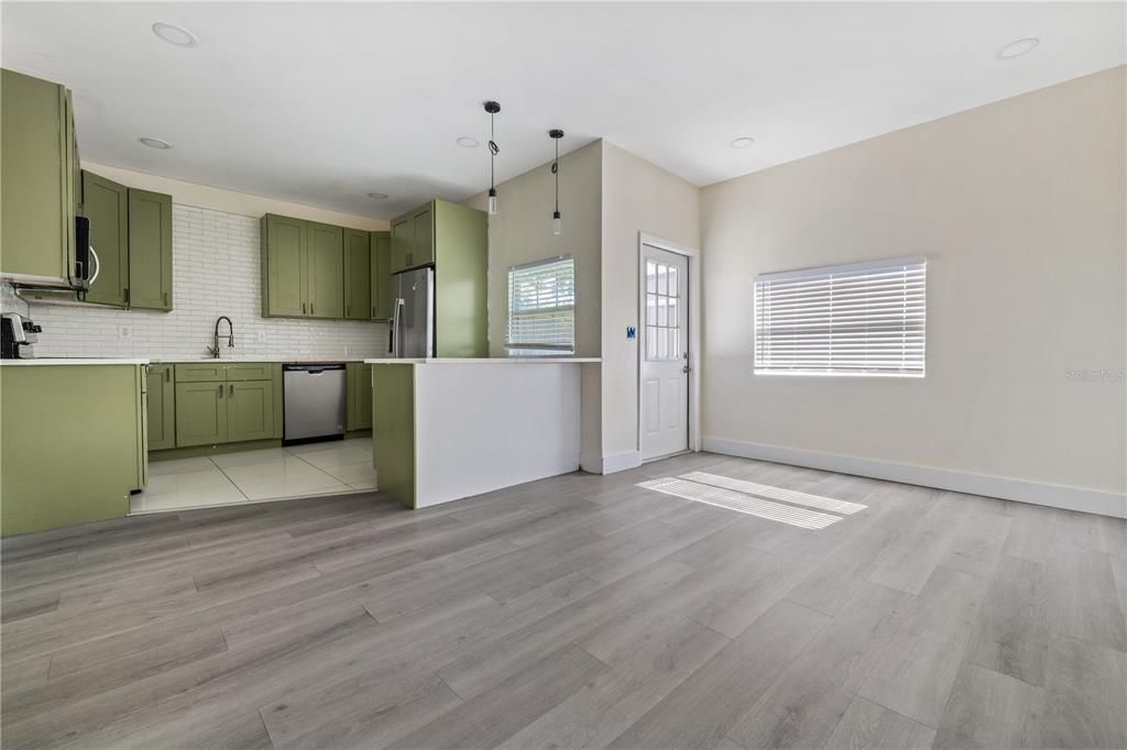 Active With Contract: $1,699 (3 beds, 2 baths, 1520 Square Feet)