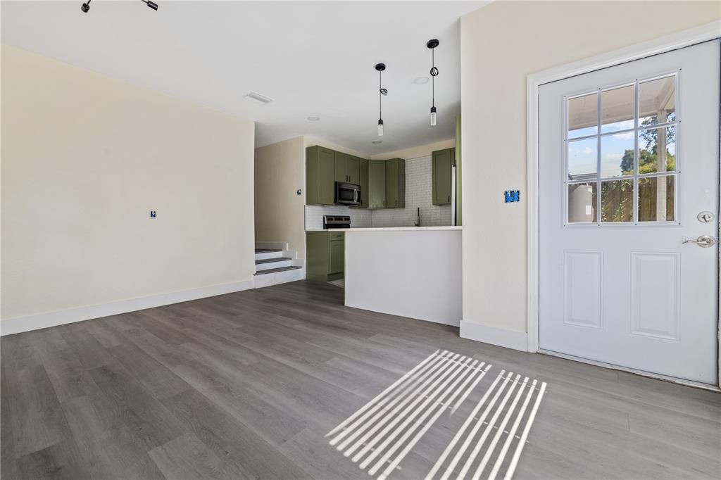 Active With Contract: $1,699 (3 beds, 2 baths, 1520 Square Feet)