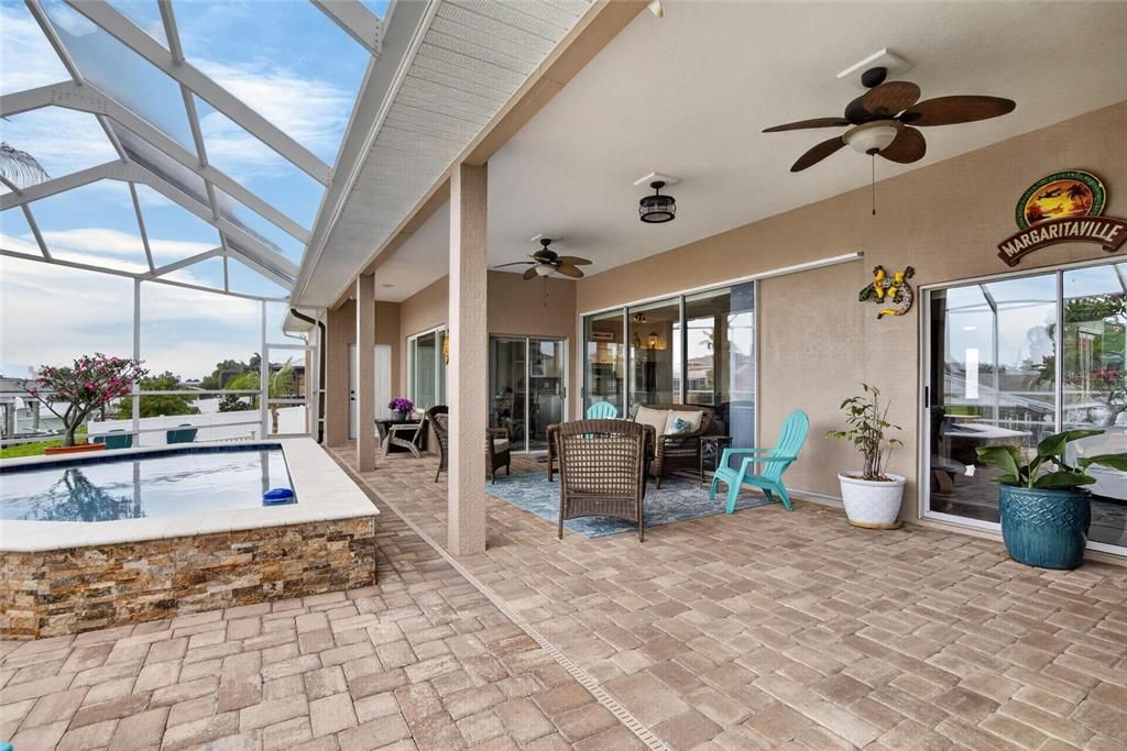 Activo con contrato: $859,990 (3 camas, 2 baños, 1976 Pies cuadrados)