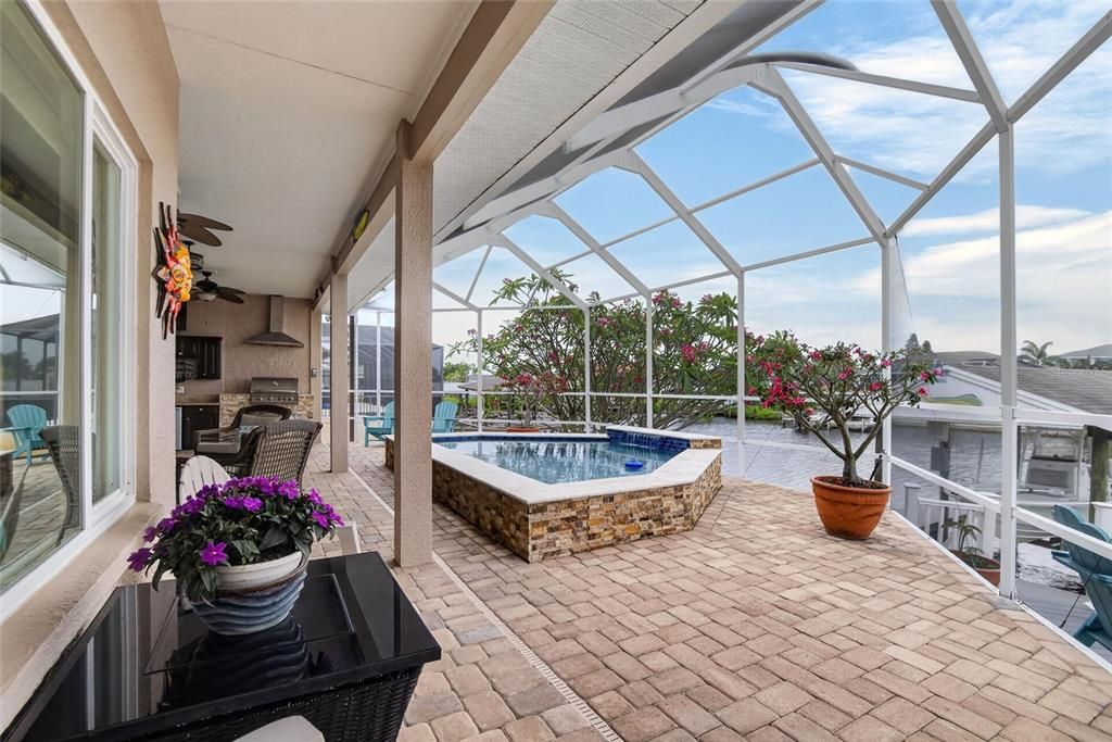 Activo con contrato: $859,990 (3 camas, 2 baños, 1976 Pies cuadrados)