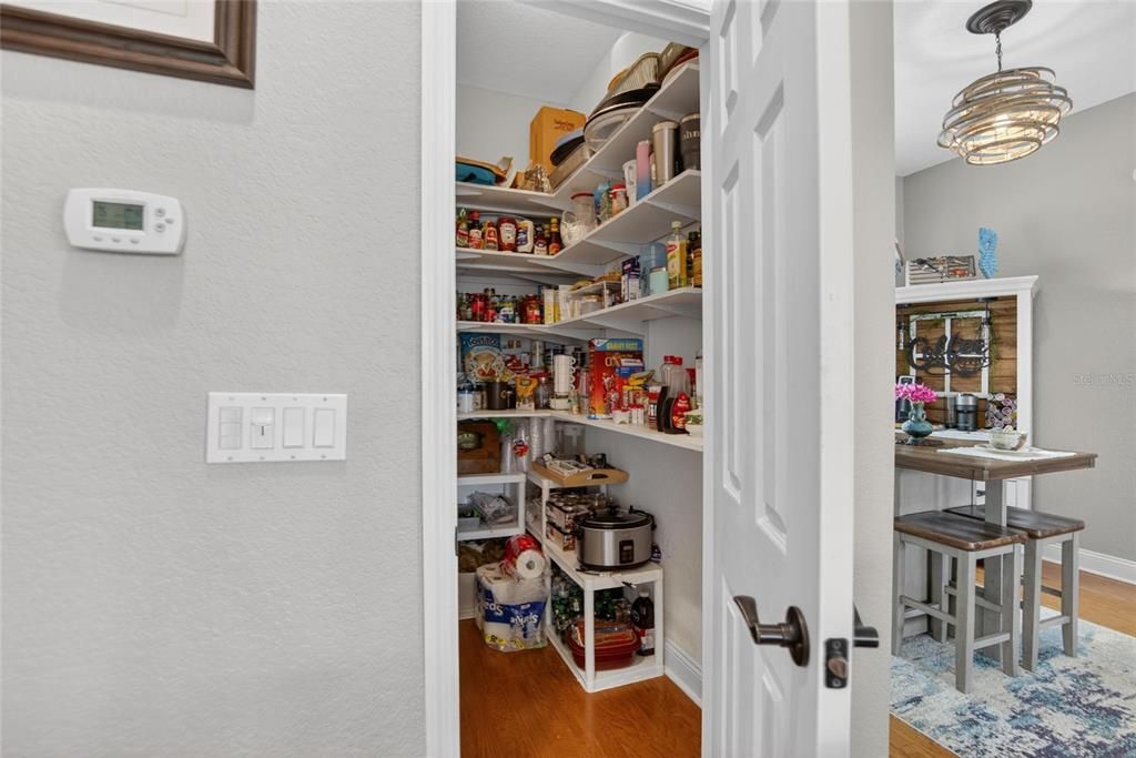 Activo con contrato: $859,990 (3 camas, 2 baños, 1976 Pies cuadrados)