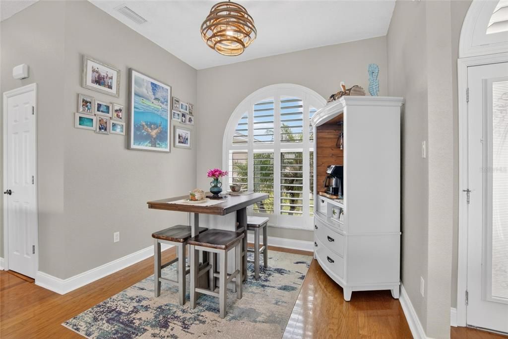 Activo con contrato: $859,990 (3 camas, 2 baños, 1976 Pies cuadrados)