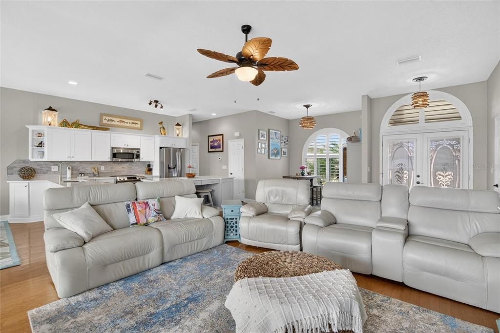 Activo con contrato: $859,990 (3 camas, 2 baños, 1976 Pies cuadrados)