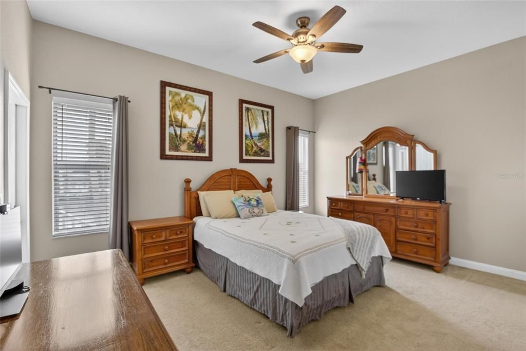 Activo con contrato: $859,990 (3 camas, 2 baños, 1976 Pies cuadrados)