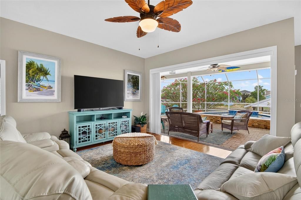 Activo con contrato: $859,990 (3 camas, 2 baños, 1976 Pies cuadrados)