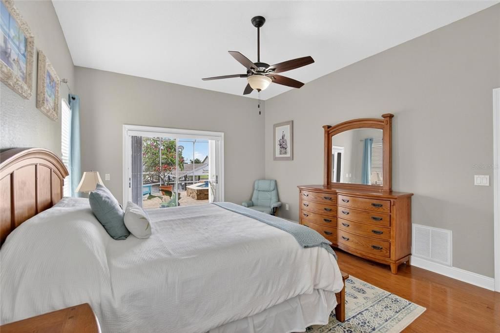 Activo con contrato: $859,990 (3 camas, 2 baños, 1976 Pies cuadrados)