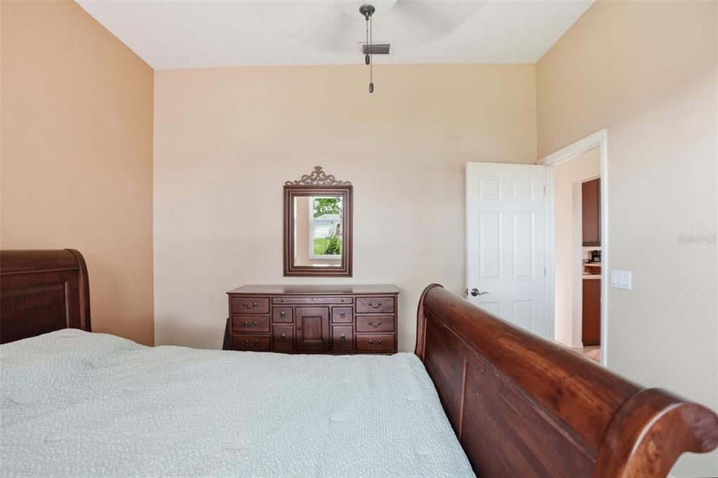 Activo con contrato: $429,900 (3 camas, 2 baños, 2196 Pies cuadrados)