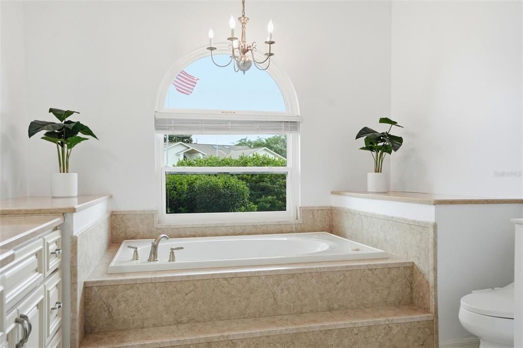 Activo con contrato: $429,900 (3 camas, 2 baños, 2196 Pies cuadrados)