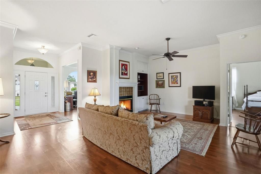 Activo con contrato: $429,900 (3 camas, 2 baños, 2196 Pies cuadrados)