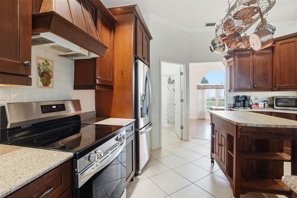 Activo con contrato: $429,900 (3 camas, 2 baños, 2196 Pies cuadrados)