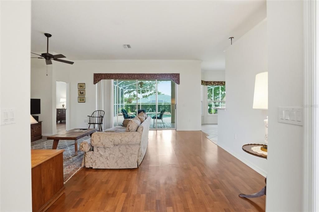 Activo con contrato: $429,900 (3 camas, 2 baños, 2196 Pies cuadrados)