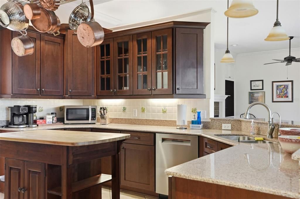 Activo con contrato: $429,900 (3 camas, 2 baños, 2196 Pies cuadrados)