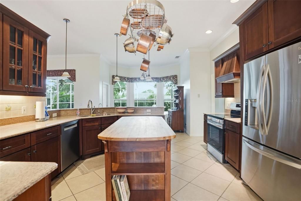 Activo con contrato: $429,900 (3 camas, 2 baños, 2196 Pies cuadrados)