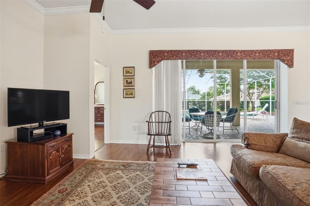 Activo con contrato: $429,900 (3 camas, 2 baños, 2196 Pies cuadrados)