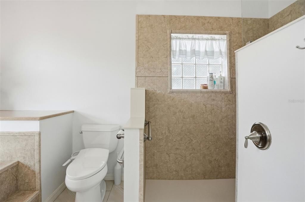 Activo con contrato: $429,900 (3 camas, 2 baños, 2196 Pies cuadrados)