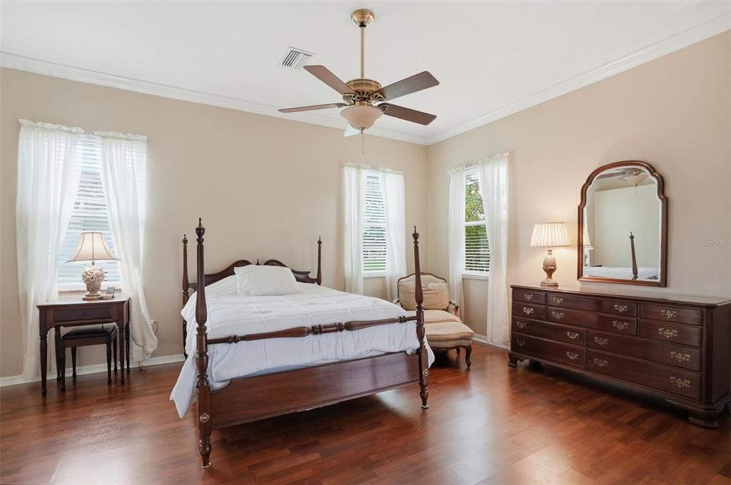 Activo con contrato: $429,900 (3 camas, 2 baños, 2196 Pies cuadrados)