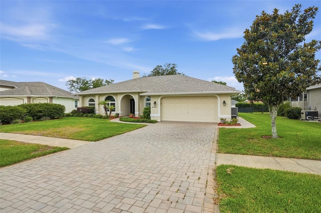Activo con contrato: $429,900 (3 camas, 2 baños, 2196 Pies cuadrados)