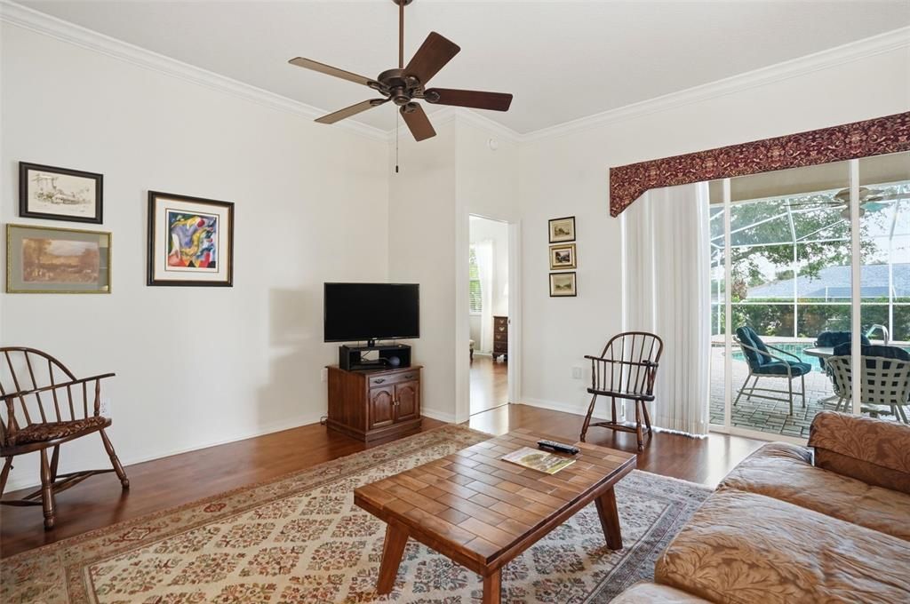 Activo con contrato: $429,900 (3 camas, 2 baños, 2196 Pies cuadrados)