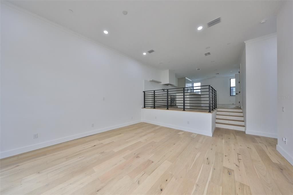 合同活跃: $5,550 (4 贝兹, 4 浴室, 3450 平方英尺)