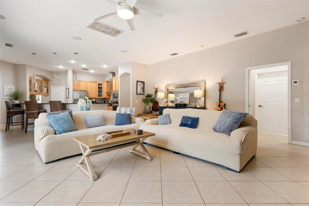En Venta: $965,000 (4 camas, 2 baños, 3015 Pies cuadrados)