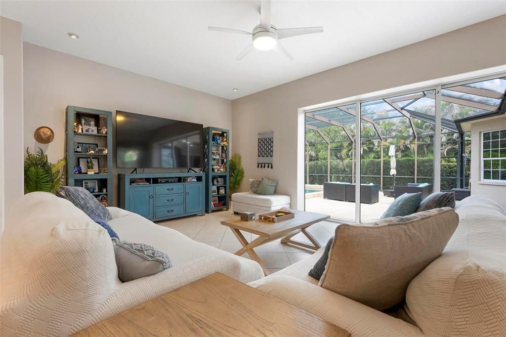 En Venta: $965,000 (4 camas, 2 baños, 3015 Pies cuadrados)