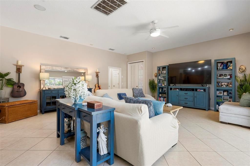 En Venta: $965,000 (4 camas, 2 baños, 3015 Pies cuadrados)