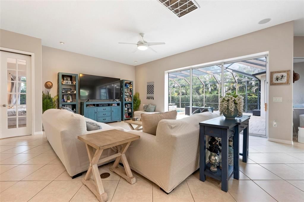 En Venta: $965,000 (4 camas, 2 baños, 3015 Pies cuadrados)