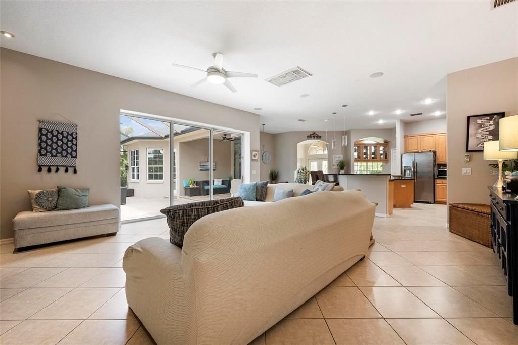 En Venta: $965,000 (4 camas, 2 baños, 3015 Pies cuadrados)