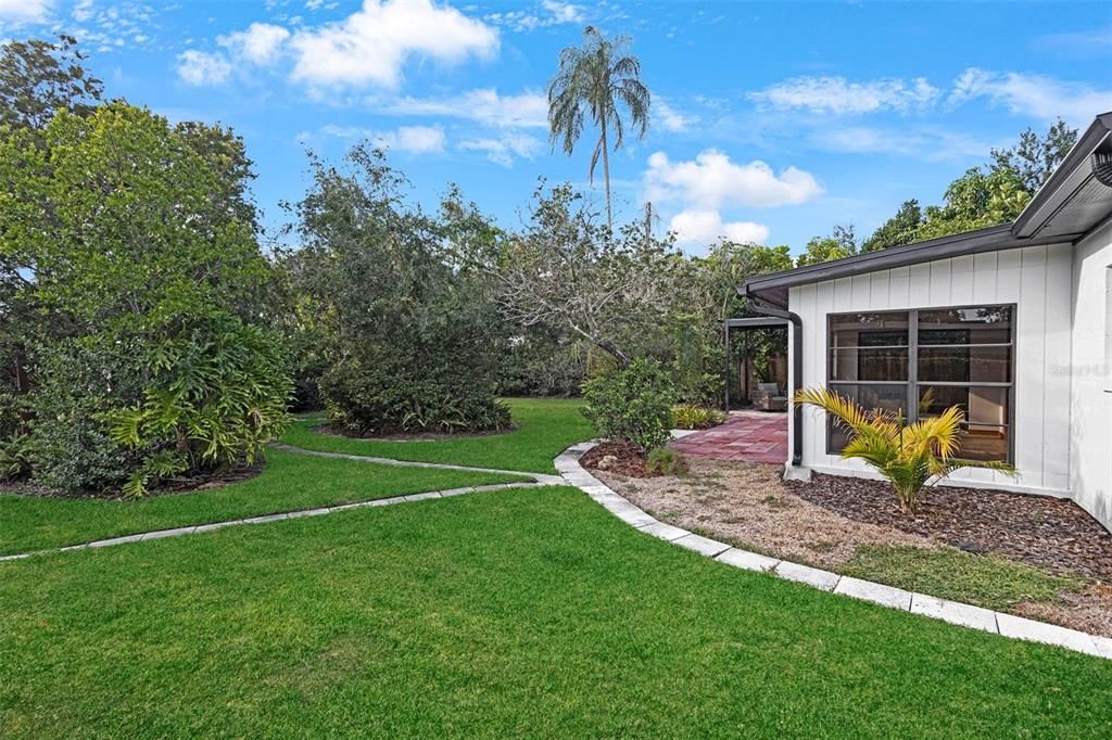 For Rent: $2,800 (3 beds, 1 baths, 2102 Square Feet)
