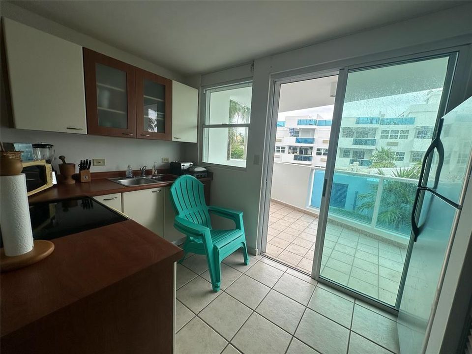 For Sale: $225,000 (2 beds, 2 baths, 886 Square Feet)