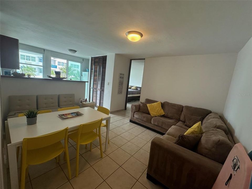 For Sale: $225,000 (2 beds, 2 baths, 886 Square Feet)