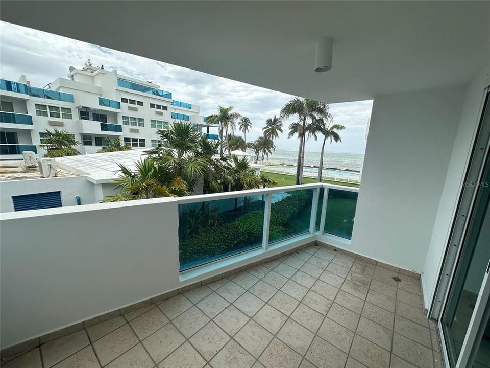 For Sale: $225,000 (2 beds, 2 baths, 886 Square Feet)