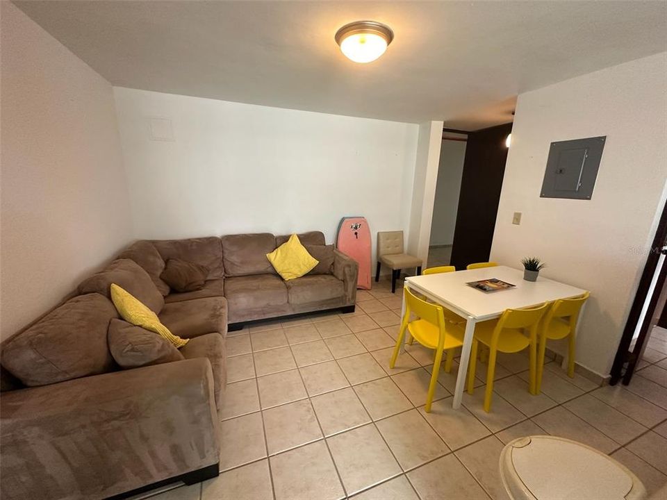 For Sale: $225,000 (2 beds, 2 baths, 886 Square Feet)