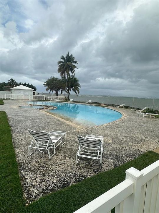 For Sale: $225,000 (2 beds, 2 baths, 886 Square Feet)