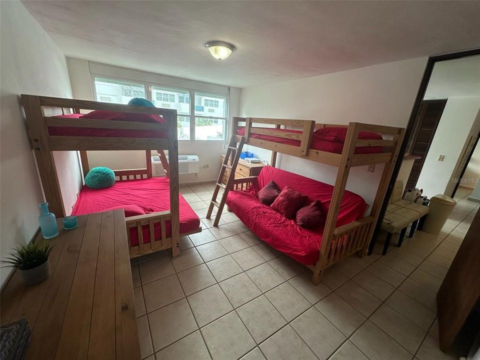 For Sale: $225,000 (2 beds, 2 baths, 886 Square Feet)
