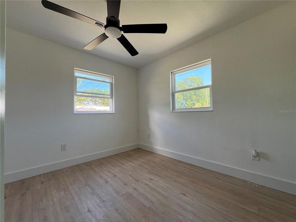 For Sale: $290,000 (3 beds, 1 baths, 864 Square Feet)