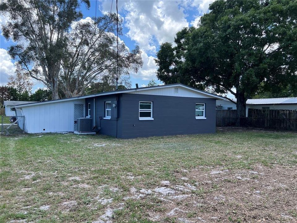 For Sale: $290,000 (3 beds, 1 baths, 864 Square Feet)