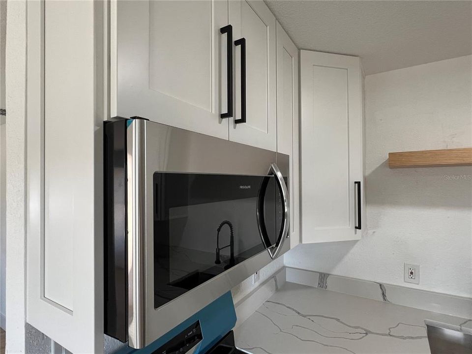 For Sale: $290,000 (3 beds, 1 baths, 864 Square Feet)