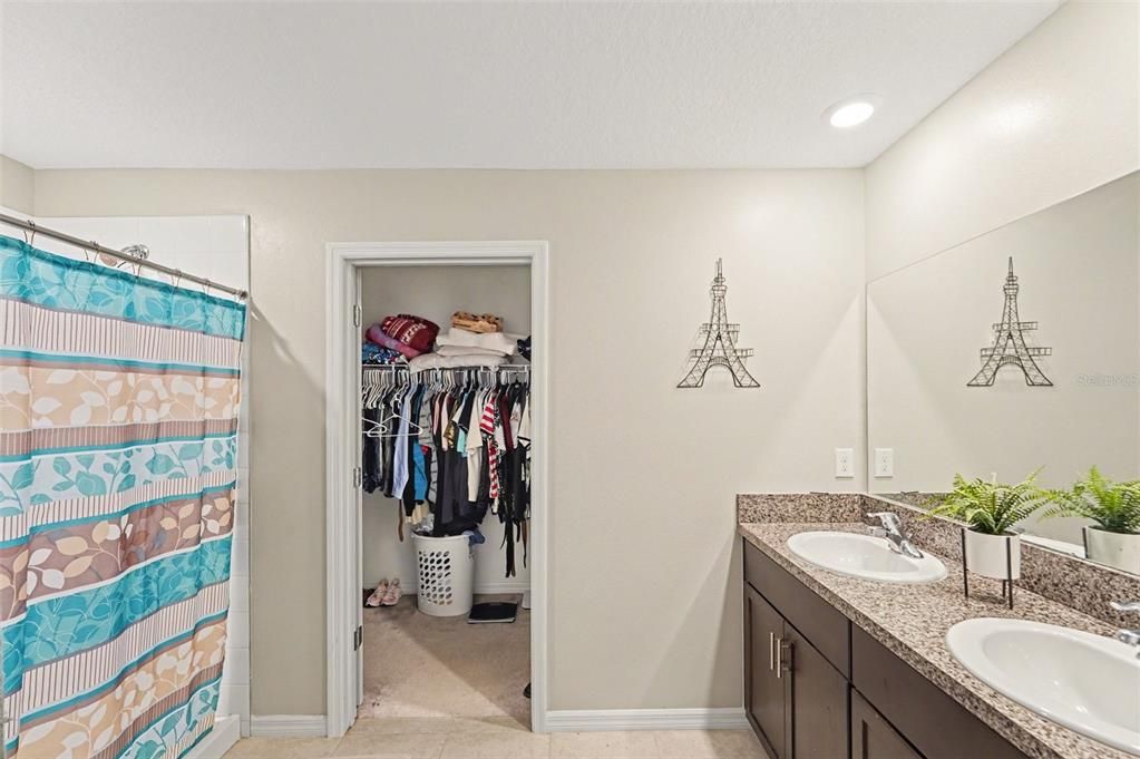 For Sale: $359,900 (5 beds, 2 baths, 2264 Square Feet)