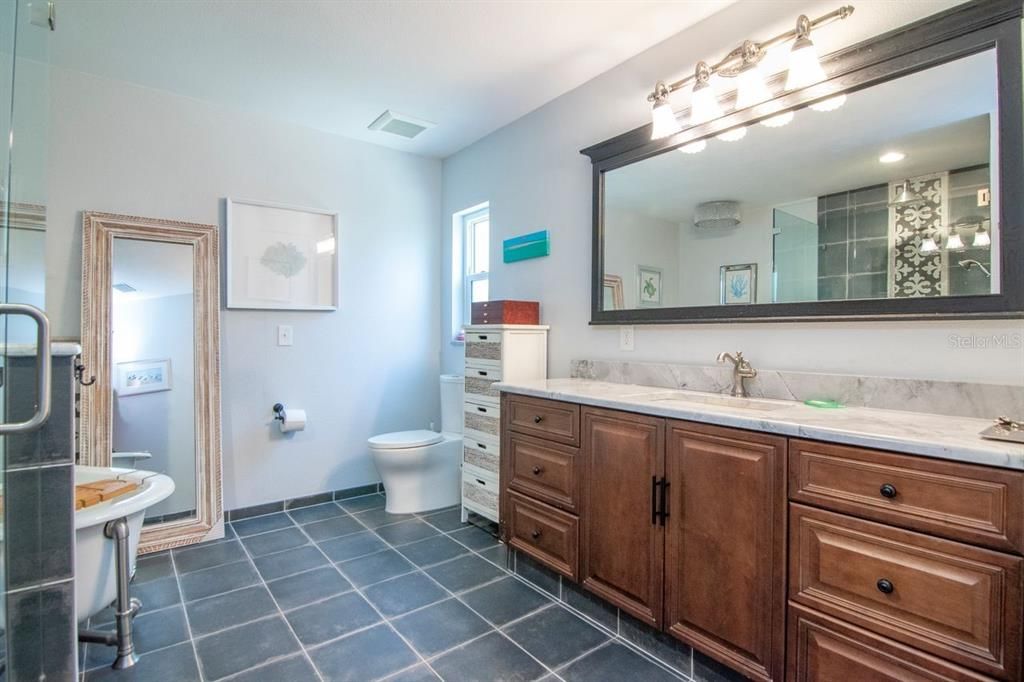 Activo con contrato: $549,900 (4 camas, 2 baños, 2357 Pies cuadrados)