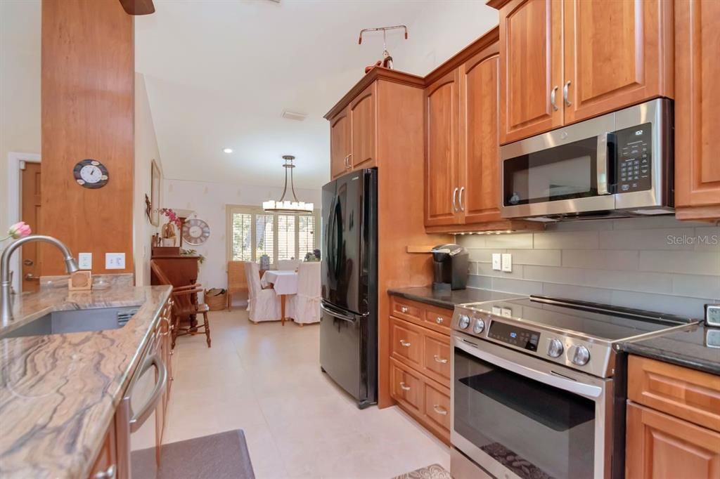 Activo con contrato: $549,900 (4 camas, 2 baños, 2357 Pies cuadrados)