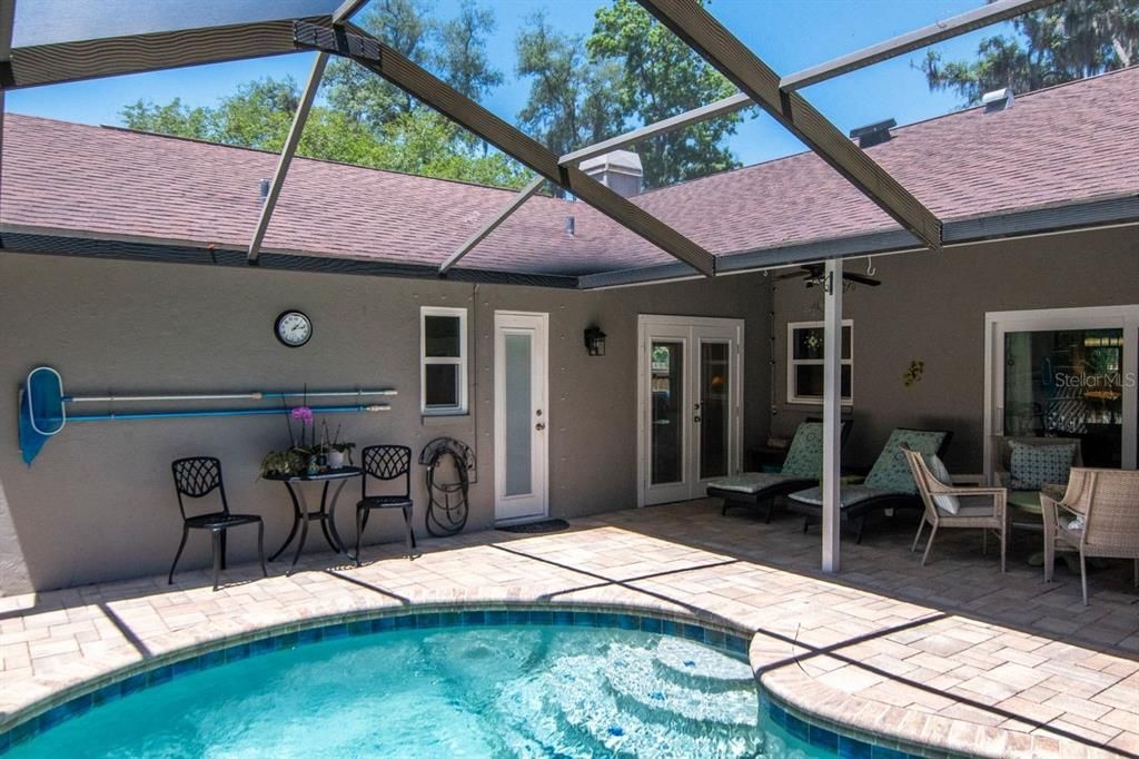 Activo con contrato: $549,900 (4 camas, 2 baños, 2357 Pies cuadrados)