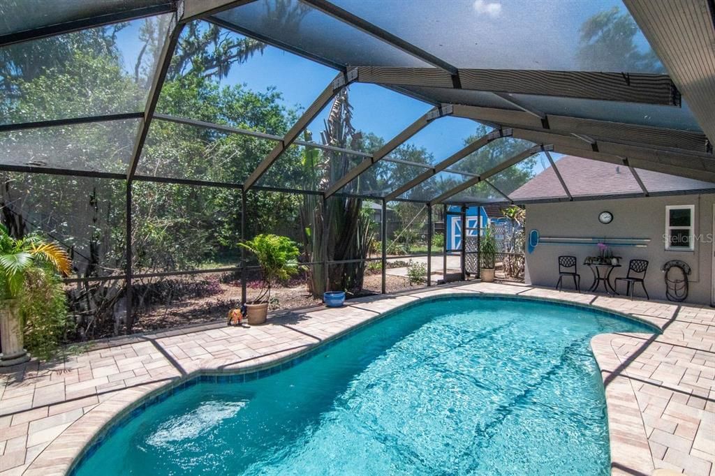 Activo con contrato: $549,900 (4 camas, 2 baños, 2357 Pies cuadrados)