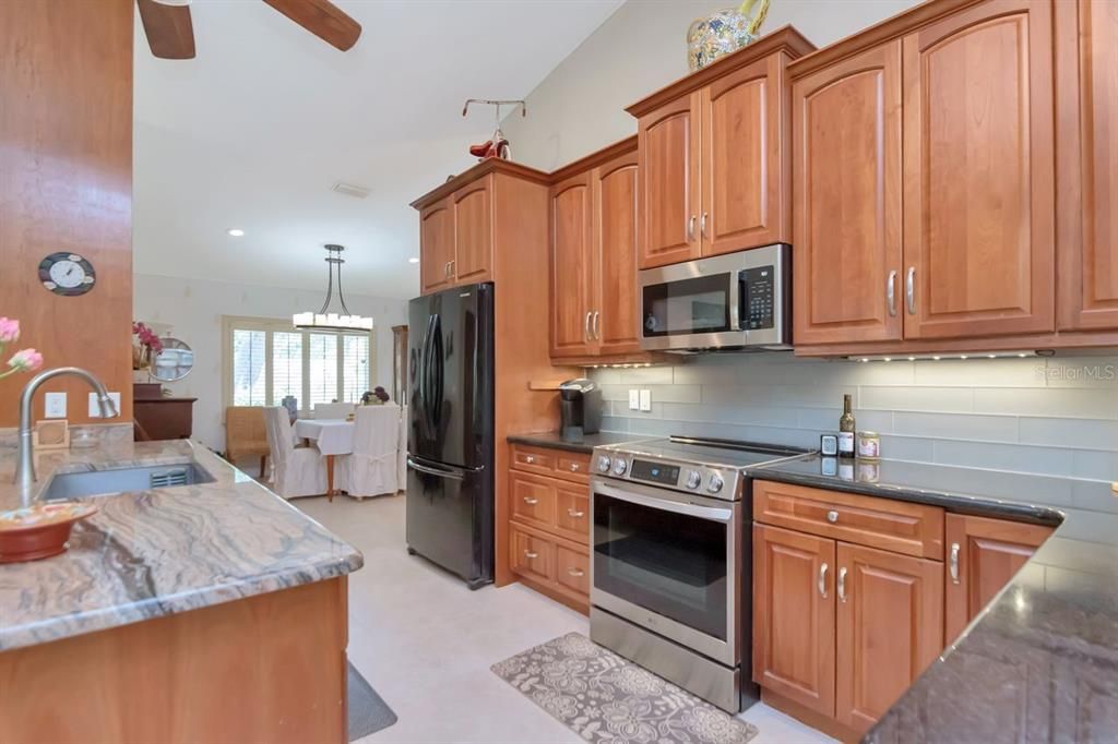 Activo con contrato: $549,900 (4 camas, 2 baños, 2357 Pies cuadrados)