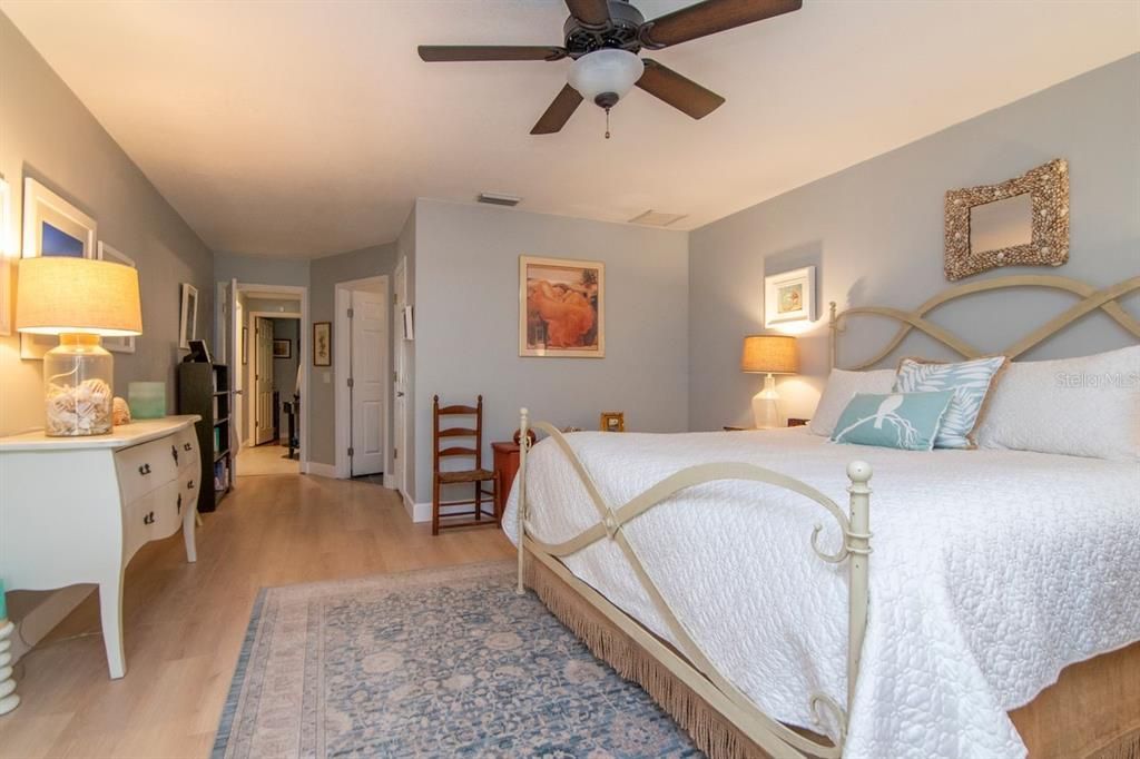 Activo con contrato: $549,900 (4 camas, 2 baños, 2357 Pies cuadrados)