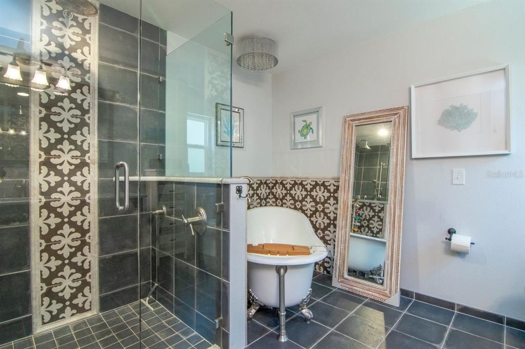 Activo con contrato: $549,900 (4 camas, 2 baños, 2357 Pies cuadrados)